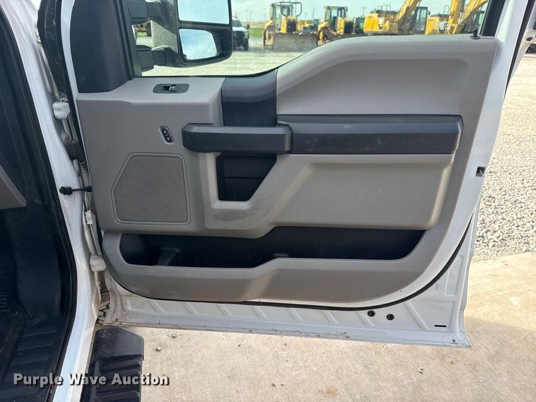 image for item EE4471 2022 Ford F250 Super Duty Crew Cab flatbed pickup truck