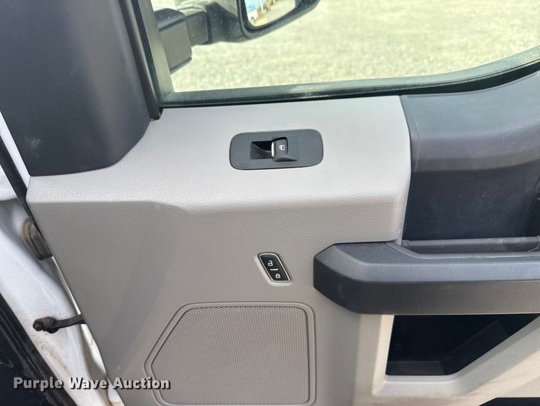 image for item EE4471 2022 Ford F250 Super Duty Crew Cab flatbed pickup truck