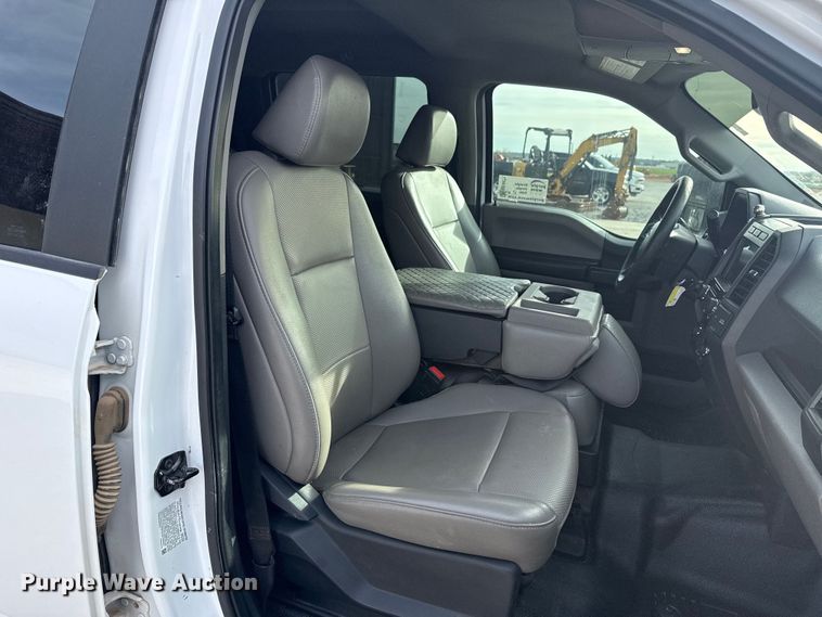 image for item EE4471 2022 Ford F250 Super Duty Crew Cab flatbed pickup truck