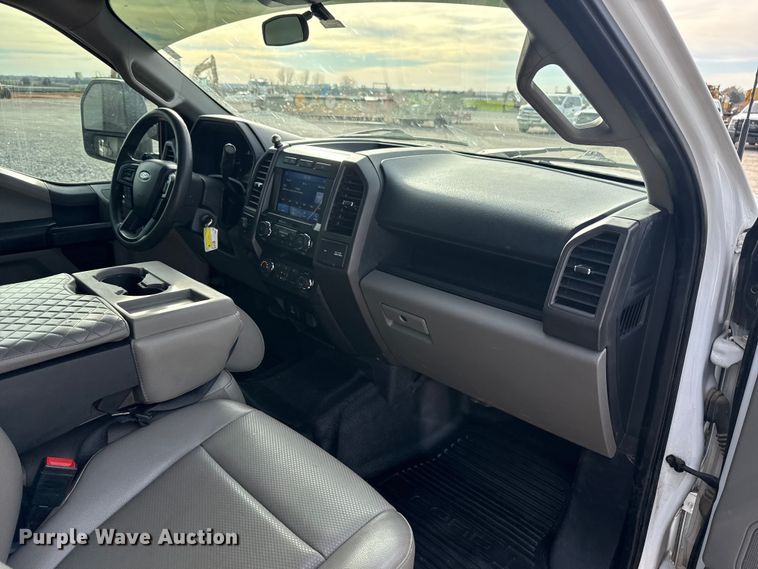 image for item EE4471 2022 Ford F250 Super Duty Crew Cab flatbed pickup truck