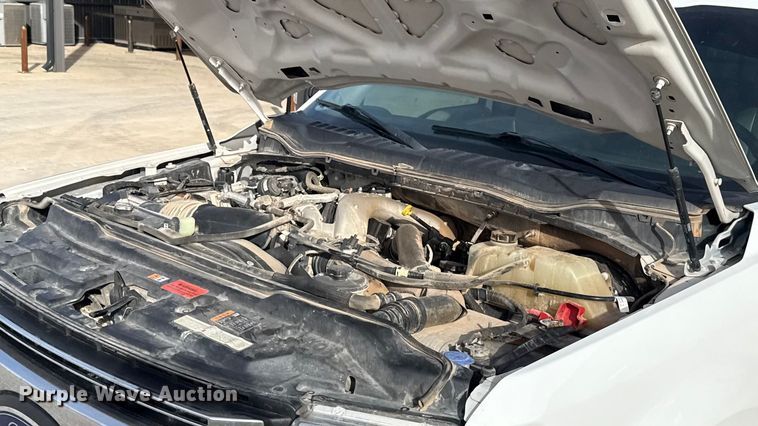 image for item EE4471 2022 Ford F250 Super Duty Crew Cab flatbed pickup truck