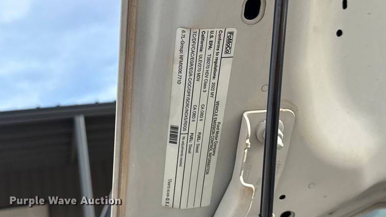 image for item EE4471 2022 Ford F250 Super Duty Crew Cab flatbed pickup truck