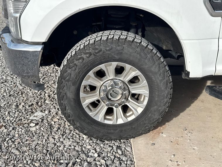 image for item EE4471 2022 Ford F250 Super Duty Crew Cab flatbed pickup truck