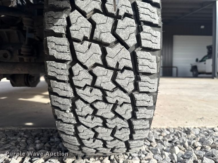 image for item EE4471 2022 Ford F250 Super Duty Crew Cab flatbed pickup truck