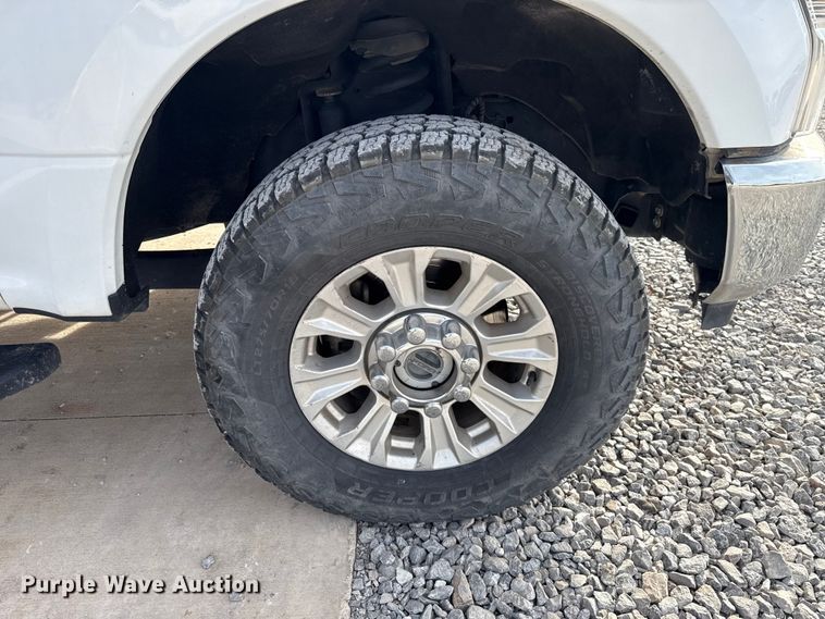 image for item EE4471 2022 Ford F250 Super Duty Crew Cab flatbed pickup truck