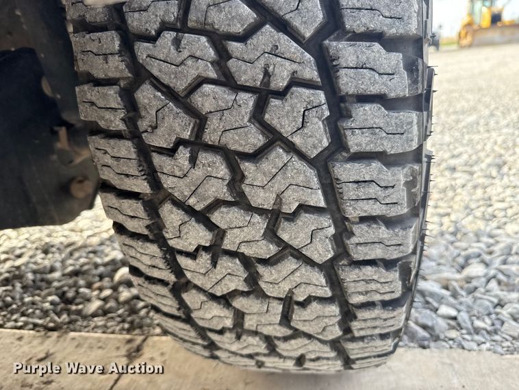 image for item EE4471 2022 Ford F250 Super Duty Crew Cab flatbed pickup truck