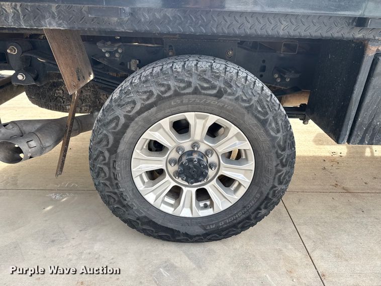 image for item EE4471 2022 Ford F250 Super Duty Crew Cab flatbed pickup truck