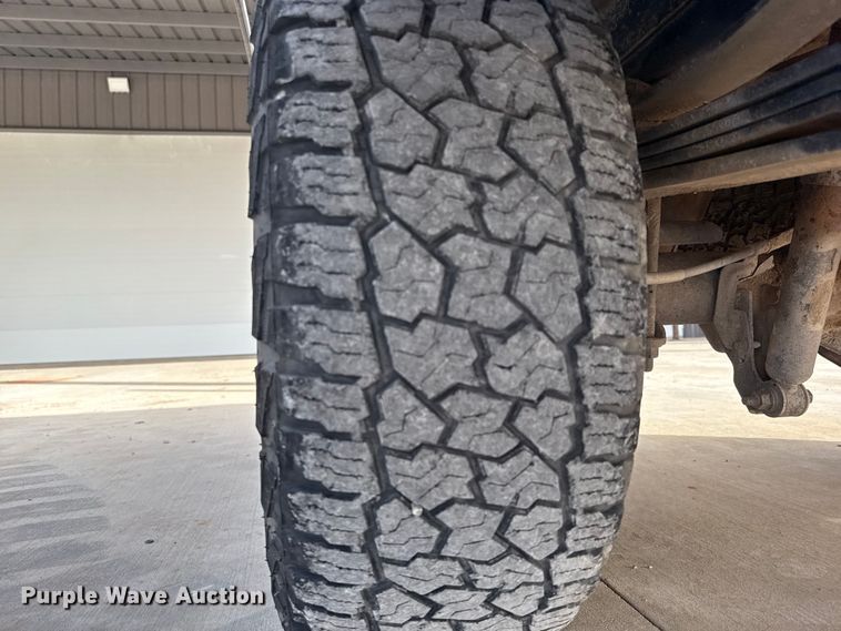 image for item EE4471 2022 Ford F250 Super Duty Crew Cab flatbed pickup truck