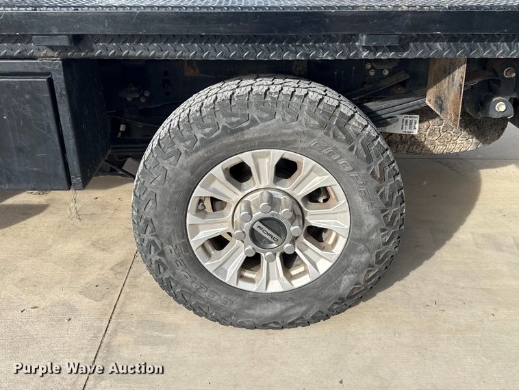 image for item EE4471 2022 Ford F250 Super Duty Crew Cab flatbed pickup truck