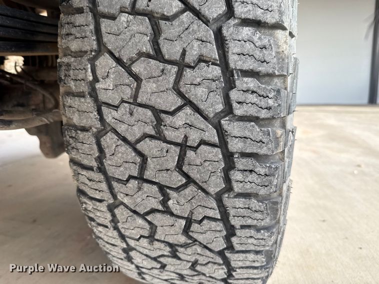 image for item EE4471 2022 Ford F250 Super Duty Crew Cab flatbed pickup truck