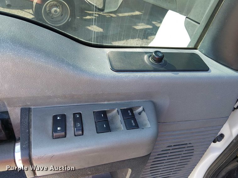 image for item EE4996 2016 Ford F750 flatbed truck