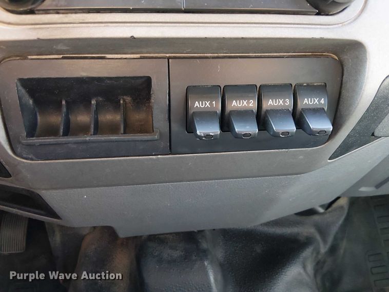 image for item EE4996 2016 Ford F750 flatbed truck