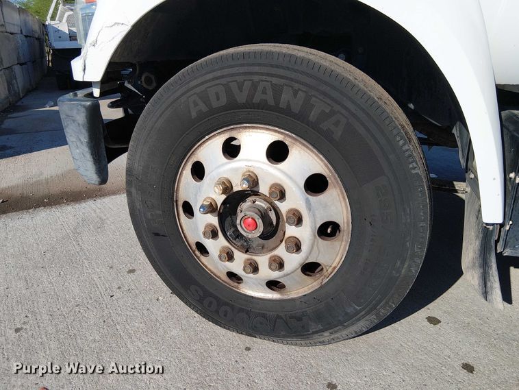 image for item EE4996 2016 Ford F750 flatbed truck