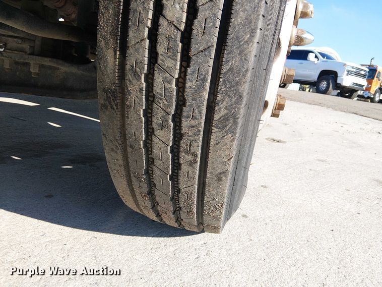 image for item EE4996 2016 Ford F750 flatbed truck