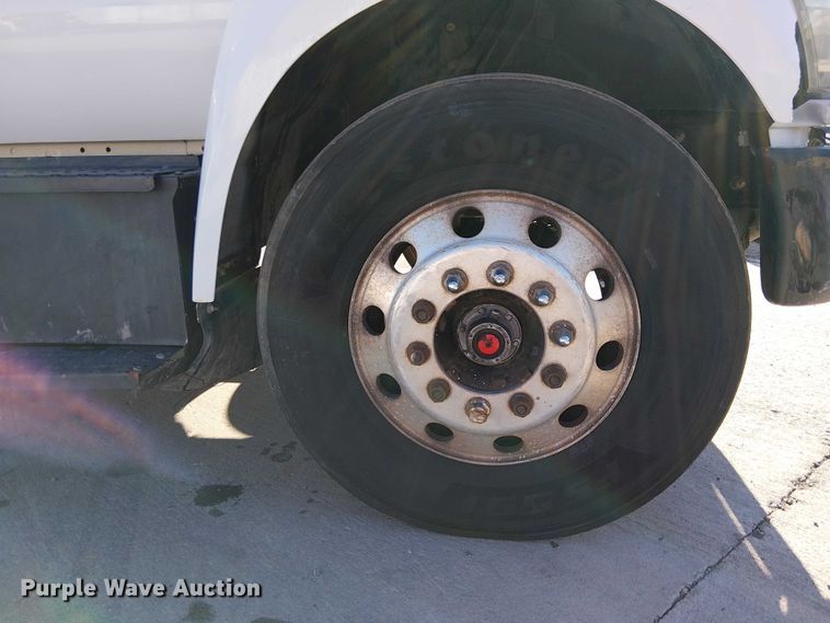 image for item EE4996 2016 Ford F750 flatbed truck