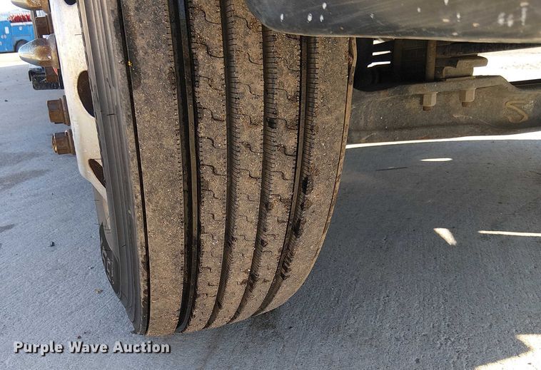 image for item EE4996 2016 Ford F750 flatbed truck