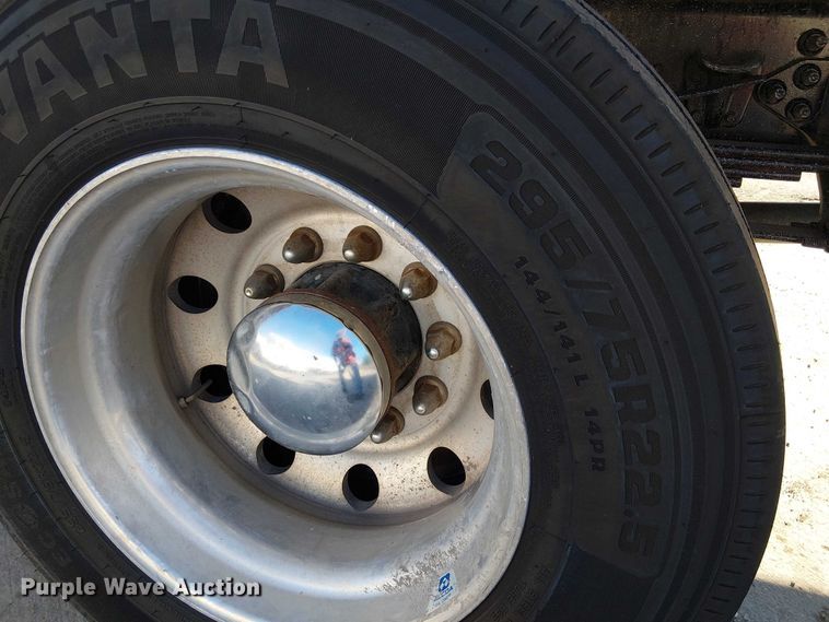 image for item EE4996 2016 Ford F750 flatbed truck