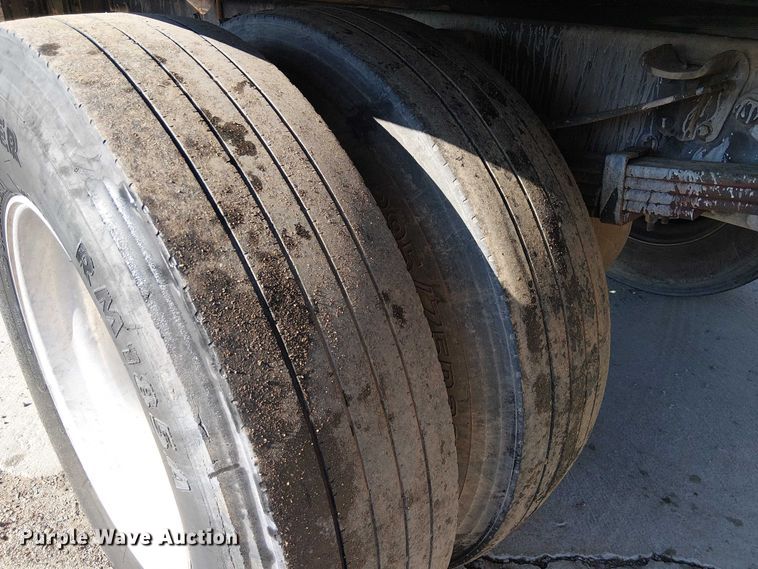 image for item EE4996 2016 Ford F750 flatbed truck