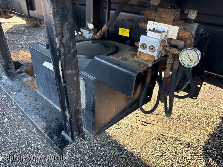 image for item EG1791 2014 Peterbilt 337 box truck