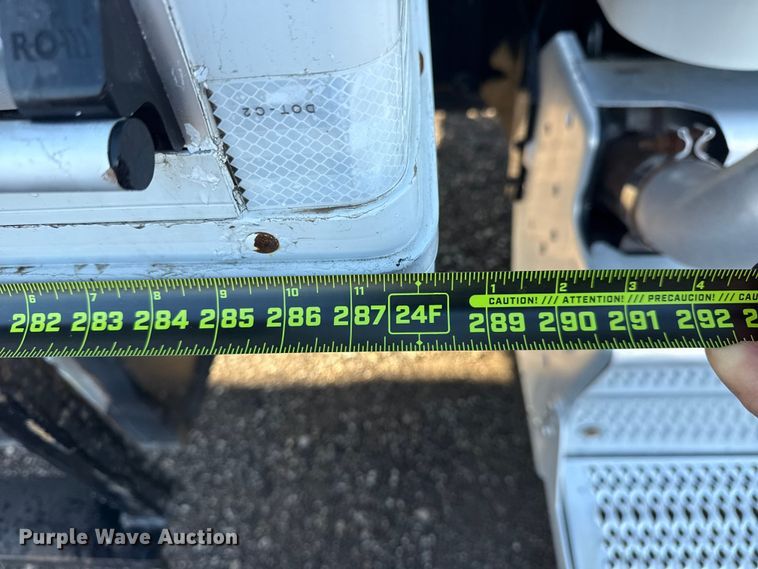 image for item EG1791 2014 Peterbilt 337 box truck