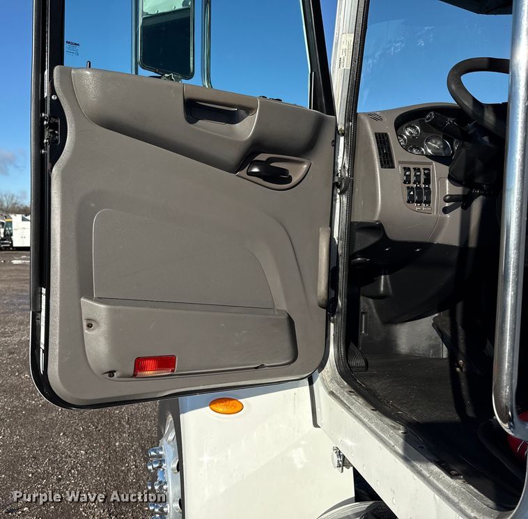 image for item EG1791 2014 Peterbilt 337 box truck