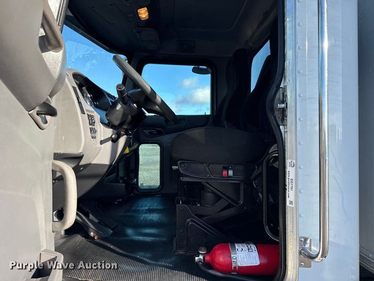 image for item EG1791 2014 Peterbilt 337 box truck