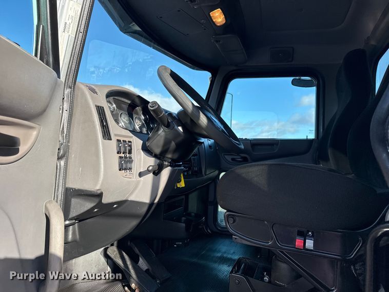 image for item EG1791 2014 Peterbilt 337 box truck