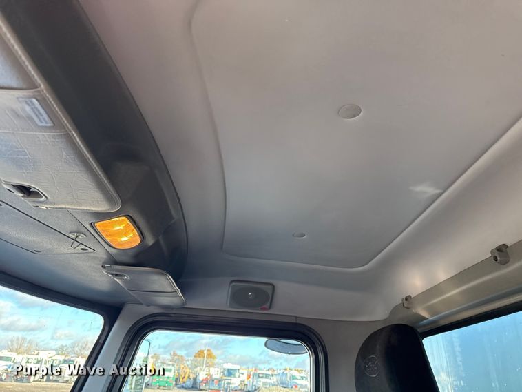 image for item EG1791 2014 Peterbilt 337 box truck