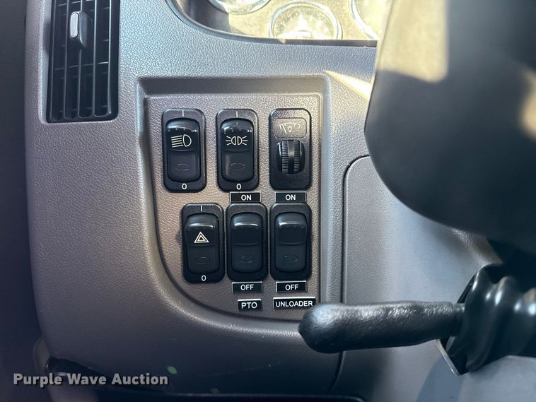 image for item EG1791 2014 Peterbilt 337 box truck