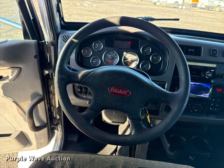 image for item EG1791 2014 Peterbilt 337 box truck