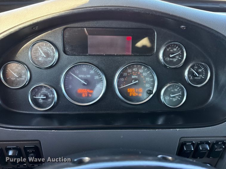 image for item EG1791 2014 Peterbilt 337 box truck