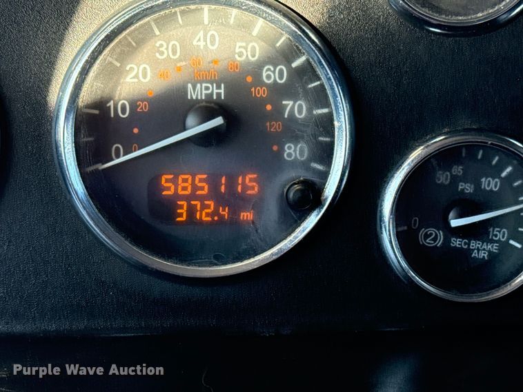 image for item EG1791 2014 Peterbilt 337 box truck