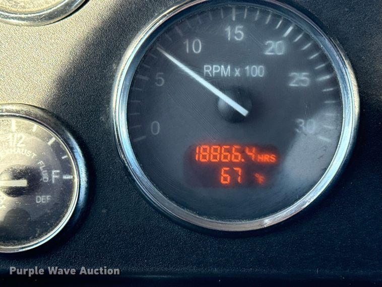 image for item EG1791 2014 Peterbilt 337 box truck