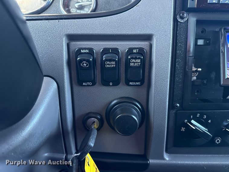 image for item EG1791 2014 Peterbilt 337 box truck