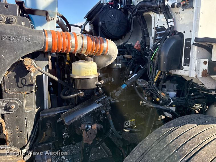 image for item EG1791 2014 Peterbilt 337 box truck