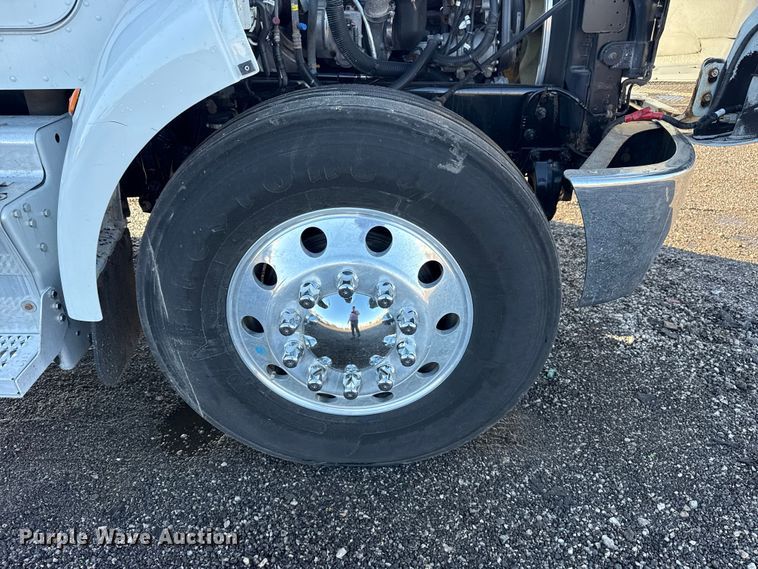 image for item EG1791 2014 Peterbilt 337 box truck