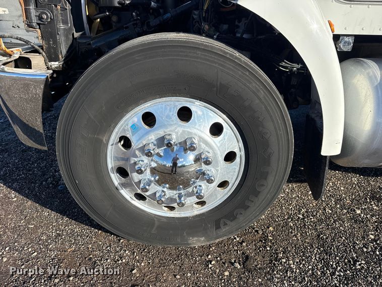 image for item EG1791 2014 Peterbilt 337 box truck