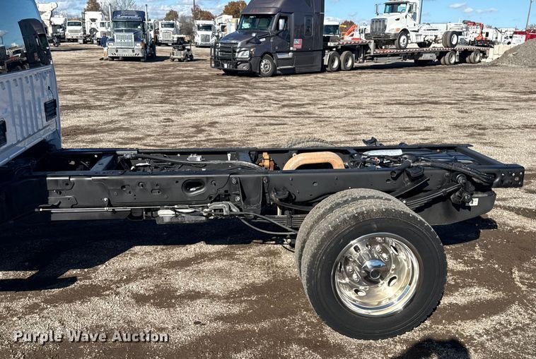 image for item EG1799 2017 Ford F550 Super Duty XL pickup truck cab and chassis