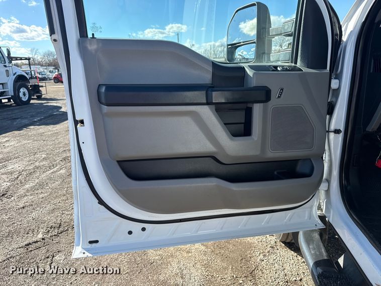 image for item EG1799 2017 Ford F550 Super Duty XL pickup truck cab and chassis