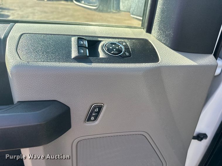 image for item EG1799 2017 Ford F550 Super Duty XL pickup truck cab and chassis