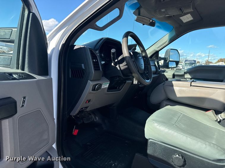 image for item EG1799 2017 Ford F550 Super Duty XL pickup truck cab and chassis