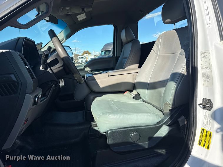 image for item EG1799 2017 Ford F550 Super Duty XL pickup truck cab and chassis