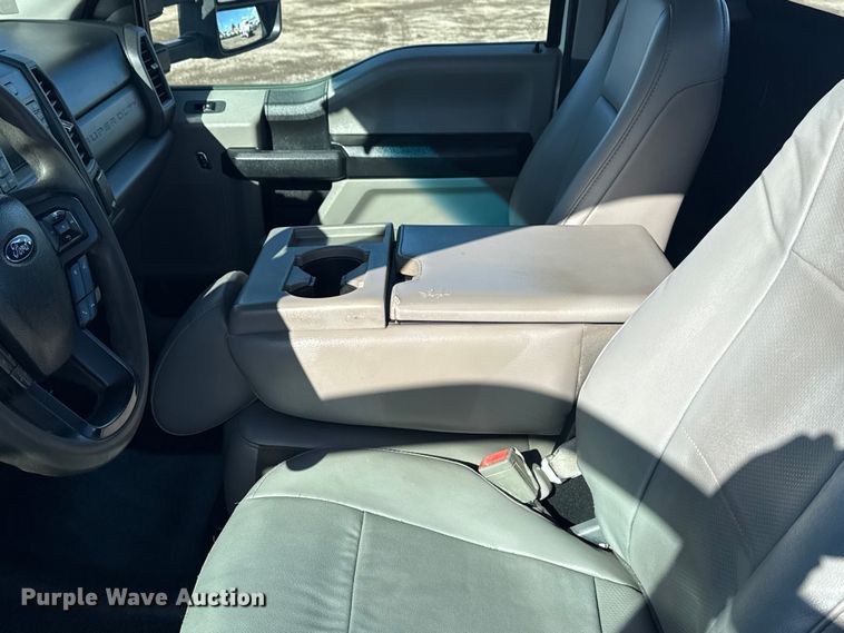 image for item EG1799 2017 Ford F550 Super Duty XL pickup truck cab and chassis