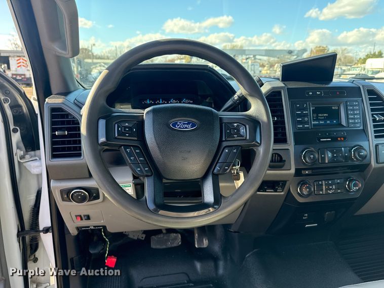 image for item EG1799 2017 Ford F550 Super Duty XL pickup truck cab and chassis