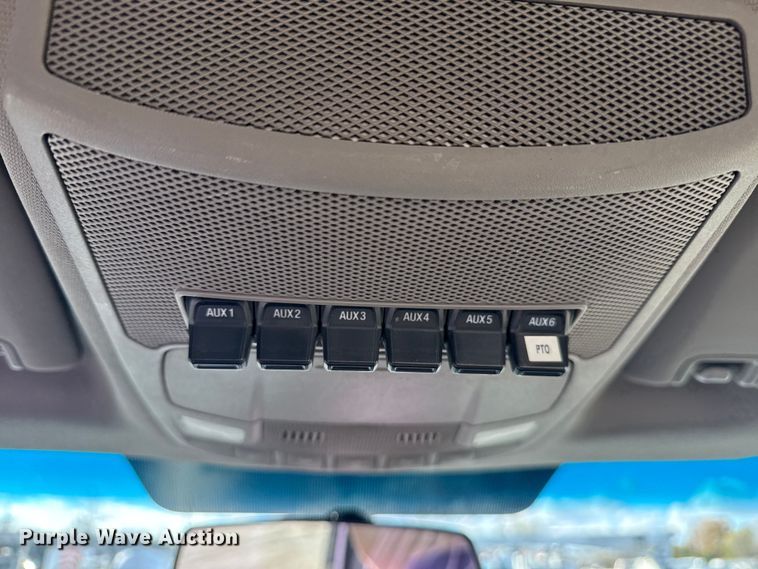 image for item EG1799 2017 Ford F550 Super Duty XL pickup truck cab and chassis