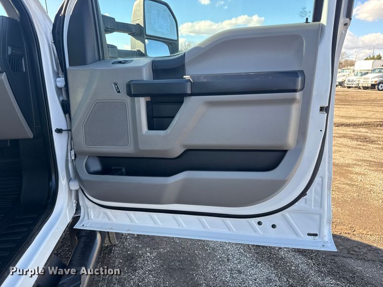 image for item EG1799 2017 Ford F550 Super Duty XL pickup truck cab and chassis