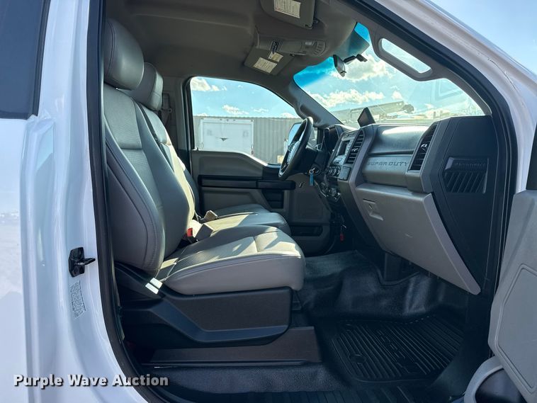 image for item EG1799 2017 Ford F550 Super Duty XL pickup truck cab and chassis