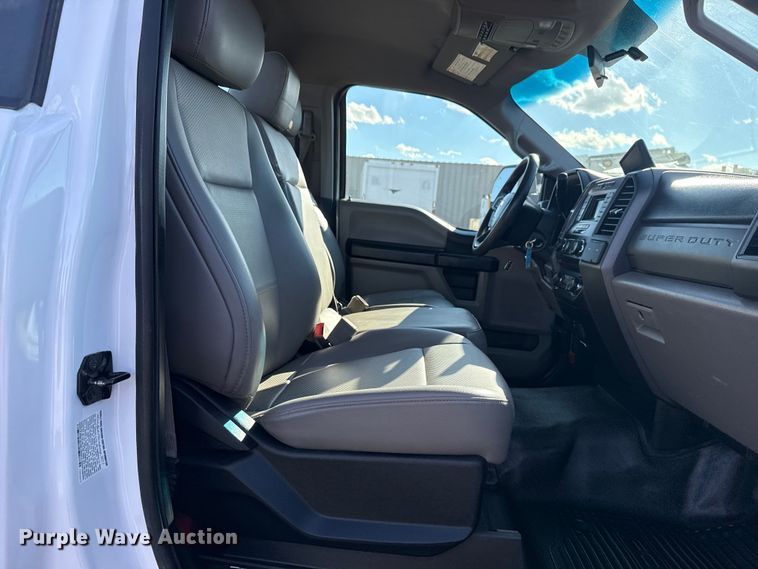 image for item EG1799 2017 Ford F550 Super Duty XL pickup truck cab and chassis