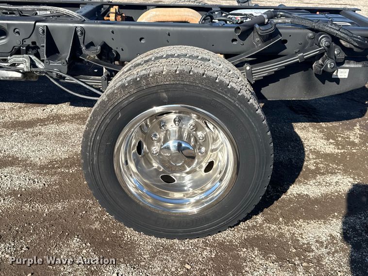 image for item EG1799 2017 Ford F550 Super Duty XL pickup truck cab and chassis