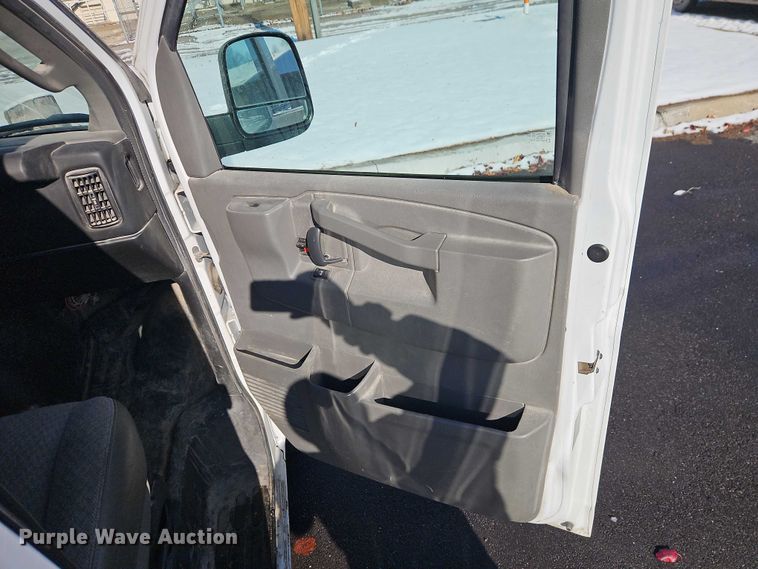 image for item EI8932 2016 Chevrolet Express 2500 van